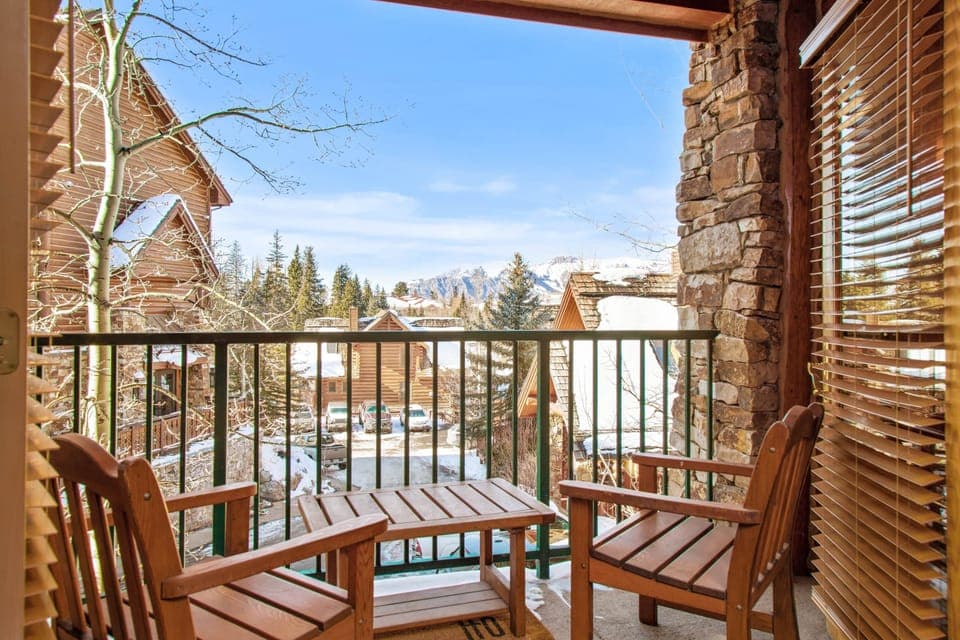 Private balcony with mtn views! 