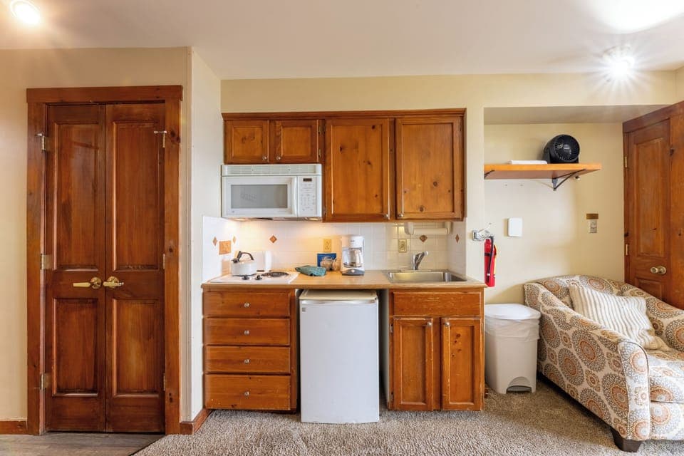 Studio | Private kitchenette | Microwave, stovetop, coffee/tea maker, cookware/dishes/utensils