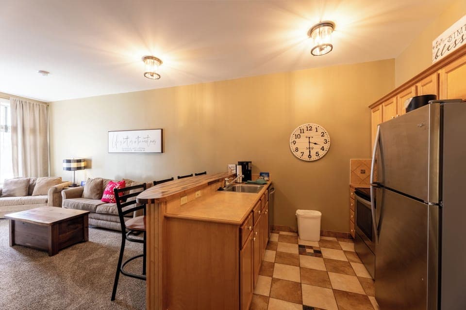 Classic Condo | Private kitchen | Microwave, stovetop, coffee/tea maker, cookware/dishes/utensils
