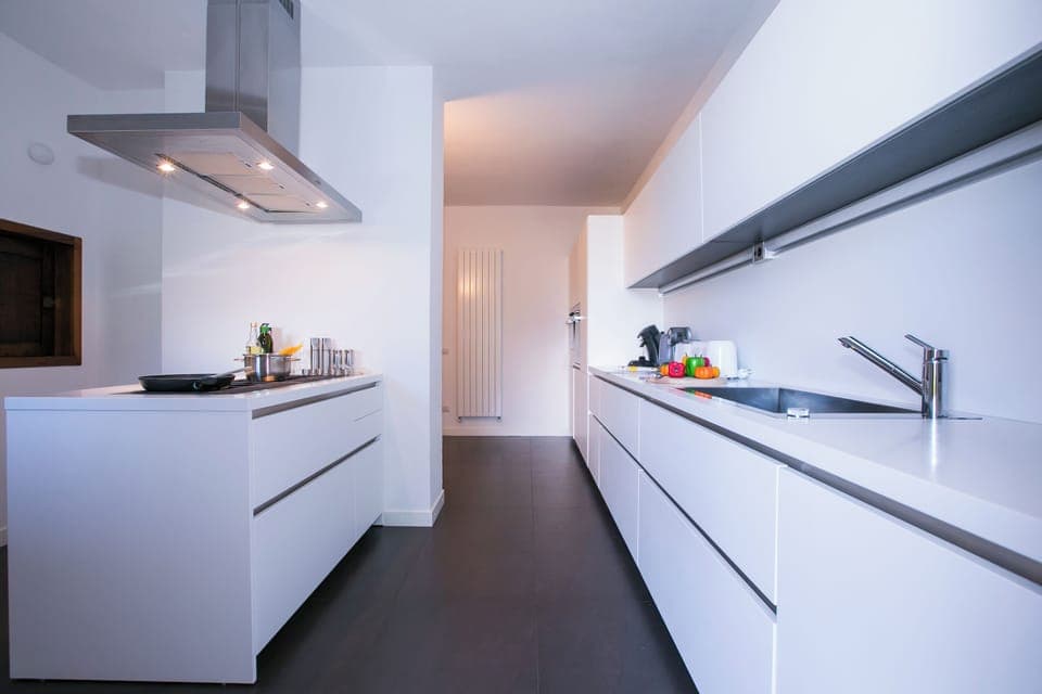 Full-size fridge, microwave, oven, stovetop