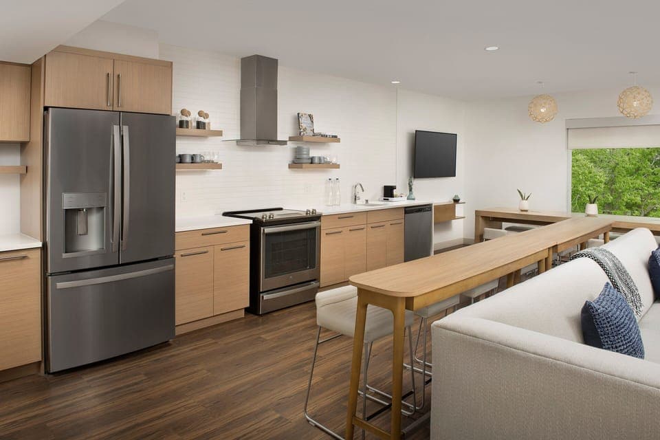 Microwave, coffee/tea maker, electric kettle, toaster