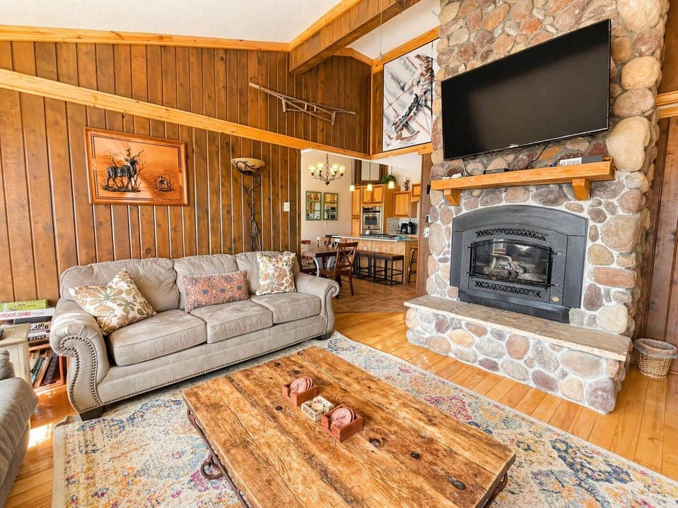 Elevation Vacation Rentals - The Yeti's Den at Land's End
