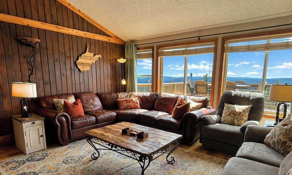 Elevation Vacation Rentals - The Yeti's Den at Land's End