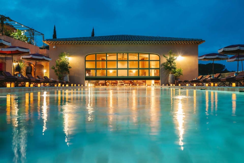 2 outdoor pools, pool umbrellas, sun loungers