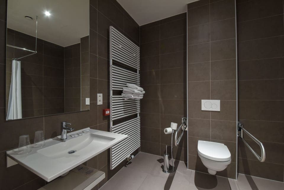Deluxe Double Room | Bathroom | Free toiletries, hair dryer, towels