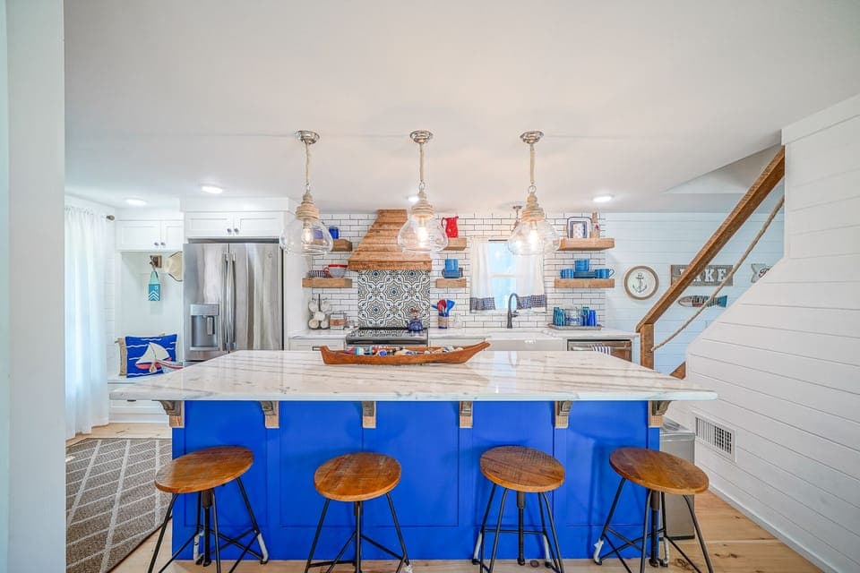 Bar with Seating for Four in Kitchen