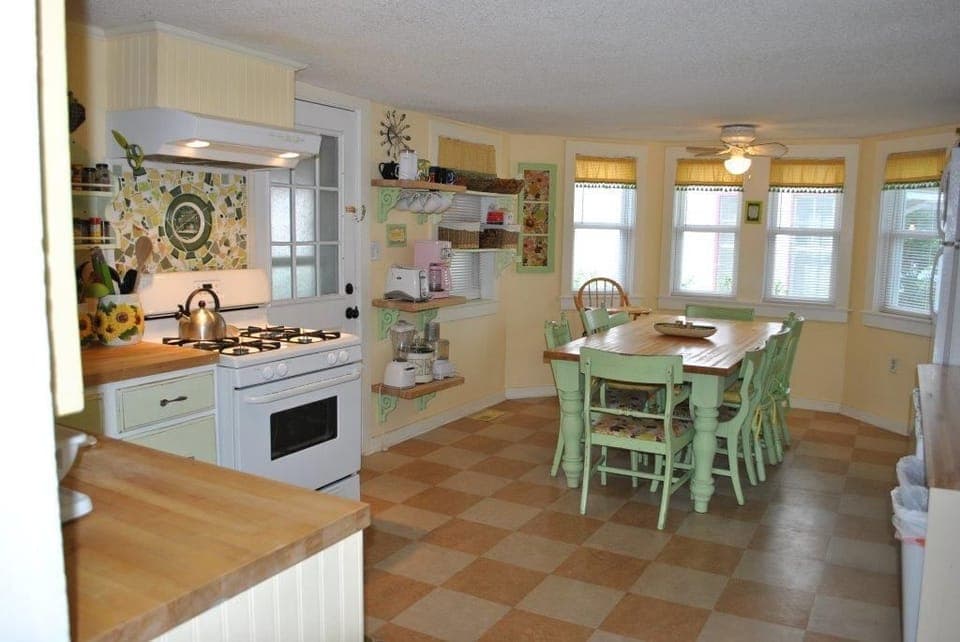 Kitchen/dining room with view
