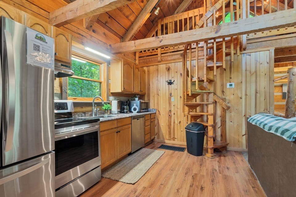 Small but fully equipped kitchen with a dishwasher and so much more.