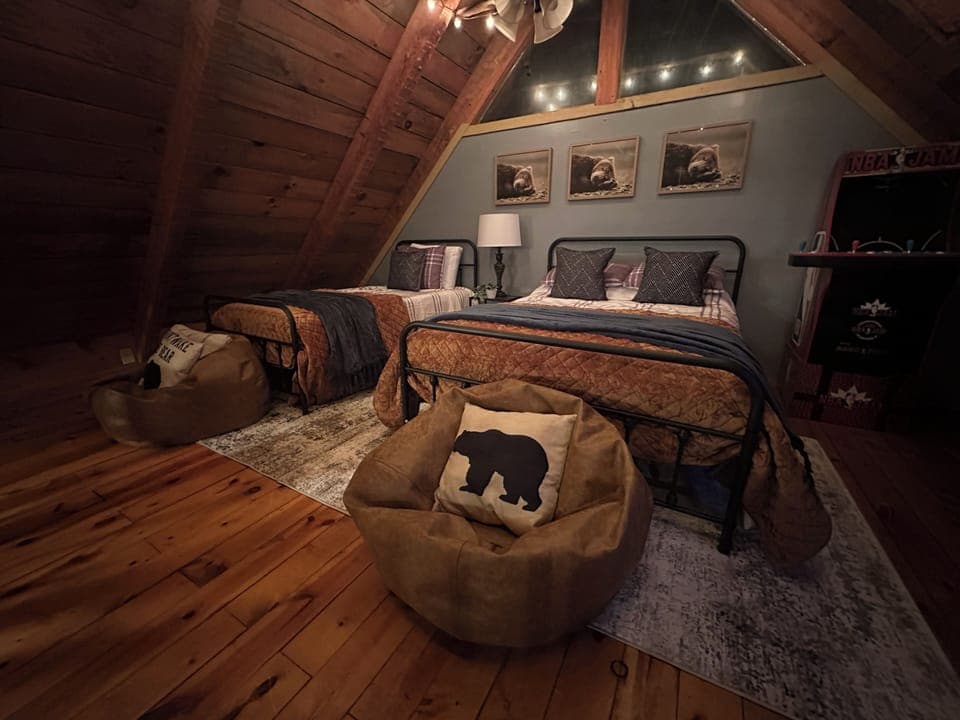 Loft with full & twin beds! Retro game system & PS system for hours of fun!