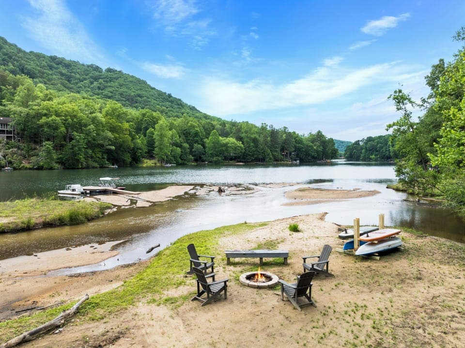 Bald Mountain Lake, dock, kayak/ SUP stand and firepit. Firewood provided. 