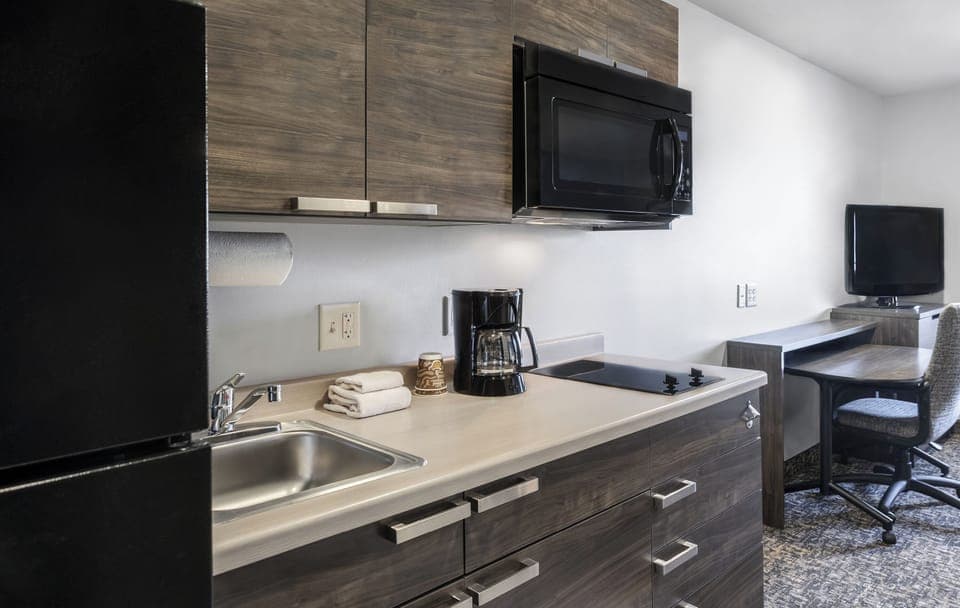 Full-size fridge, microwave, stovetop, coffee/tea maker