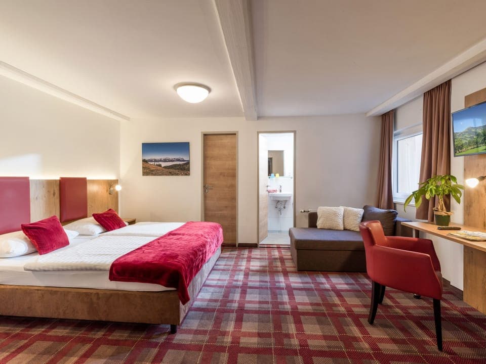 Classic Double Room, Ensuite, Mountain View