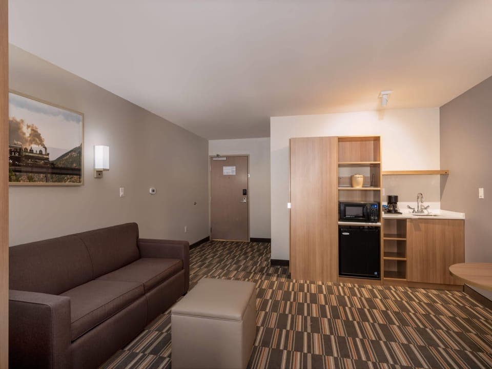Desk, laptop workspace, iron/ironing board, free WiFi