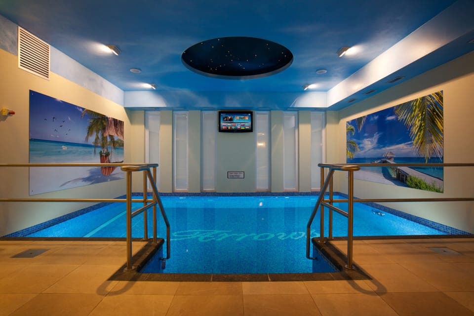 Indoor pool, sun loungers
