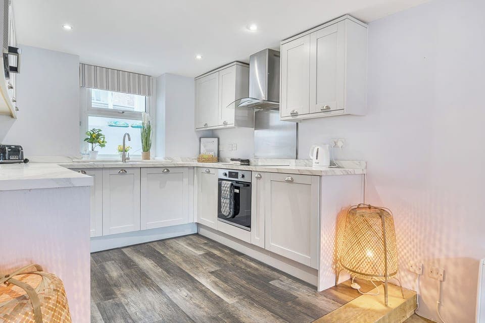 Cottage | Private kitchen | Fridge, dishwasher, electric kettle, toaster