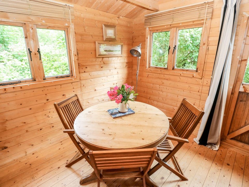 Cottage | Private kitchen | Fridge, electric kettle, toaster, cookware/dishes/utensils