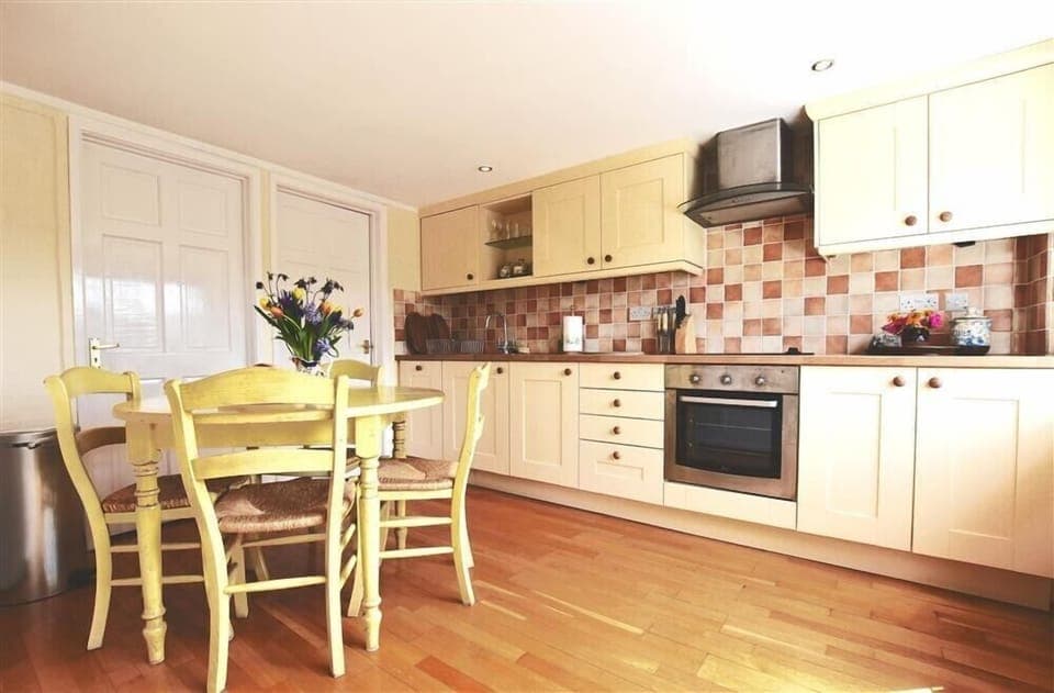 Cottage | Private kitchen | Fridge, dishwasher, cookware/dishes/utensils