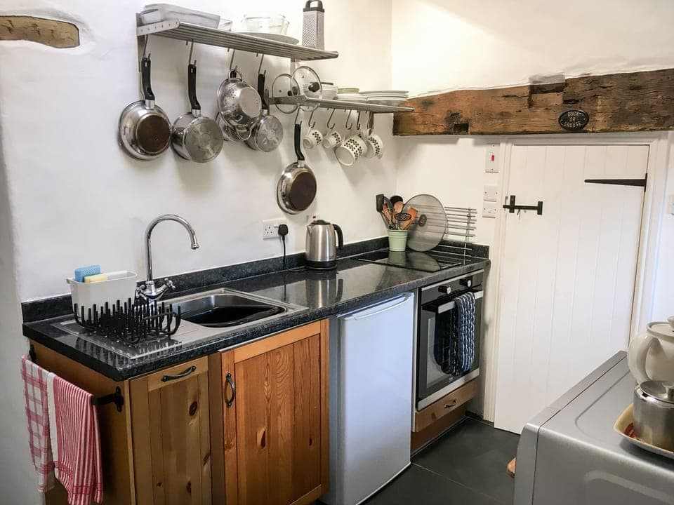 Cottage | Private kitchen | Fridge, cookware/dishes/utensils