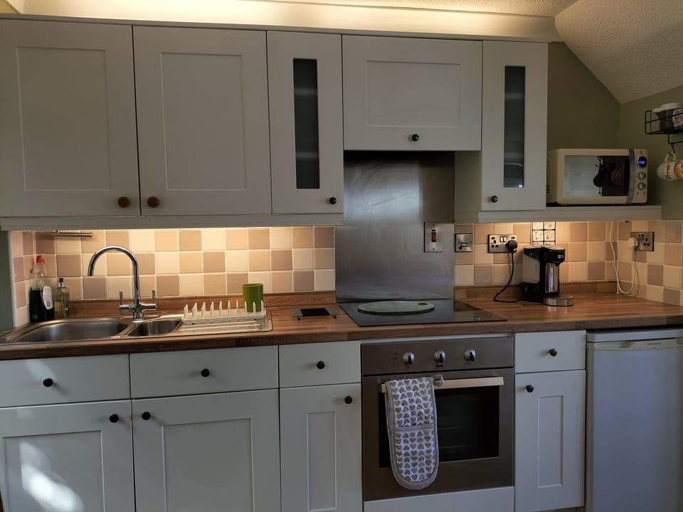 Cottage | Private kitchen | Fridge, cookware/dishes/utensils