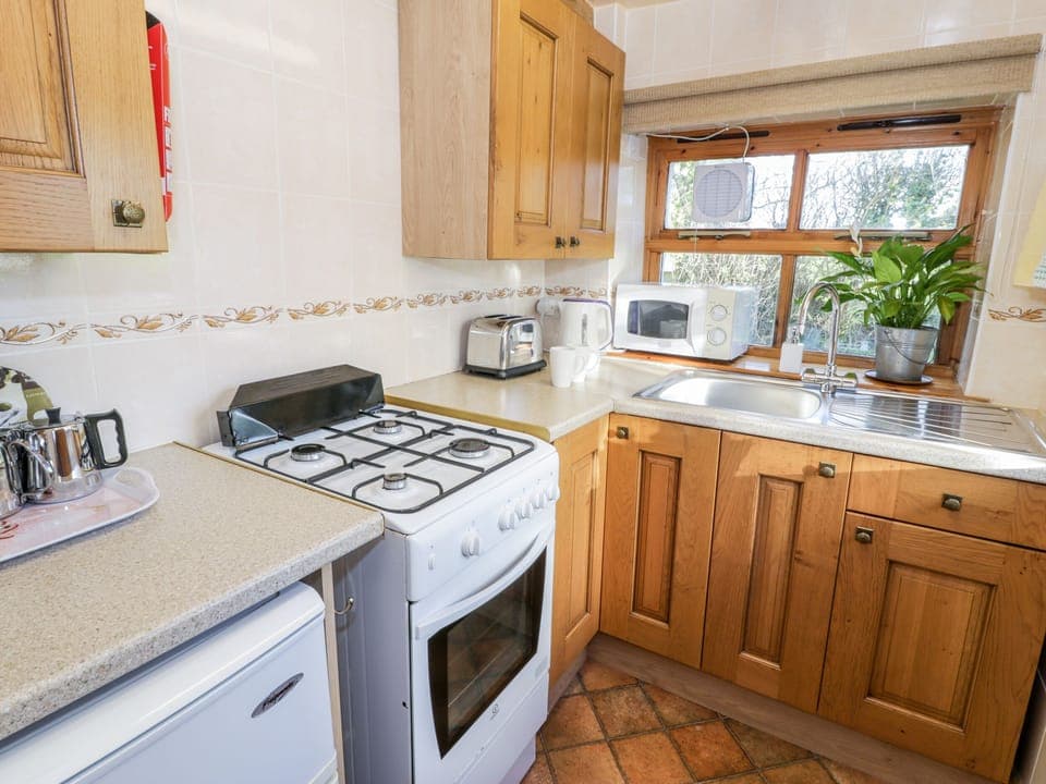 Cottage | Private kitchen | Fridge, electric kettle, toaster, cookware/dishes/utensils