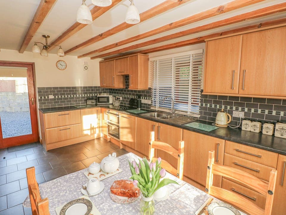 Cottage | Private kitchen | Fridge, dishwasher, electric kettle, toaster