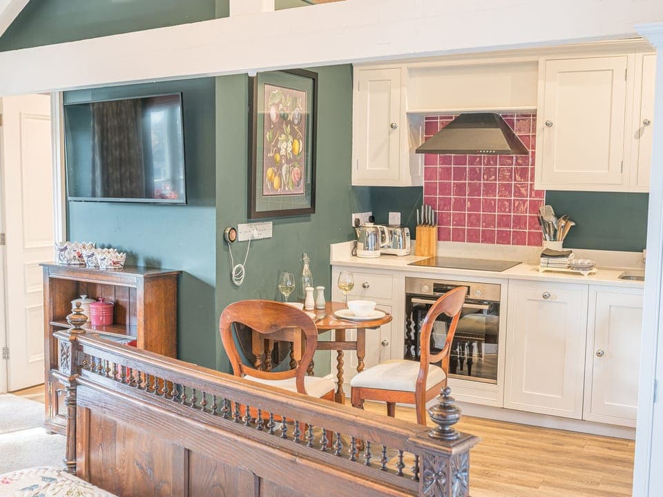 Cottage | Private kitchen | Fridge, dishwasher, cookware/dishes/utensils