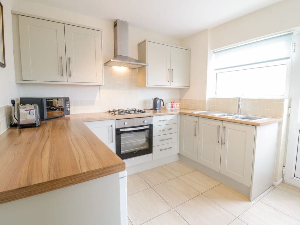 Cottage | Private kitchen | Fridge, electric kettle, cookware/dishes/utensils