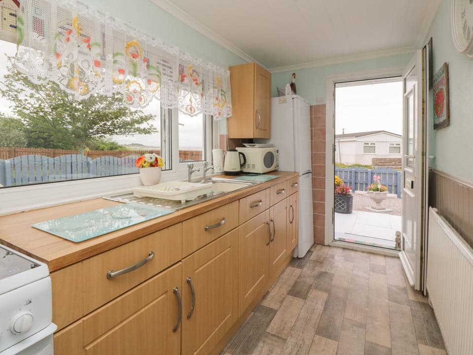 Cottage | Private kitchen | Fridge, electric kettle, cookware/dishes/utensils