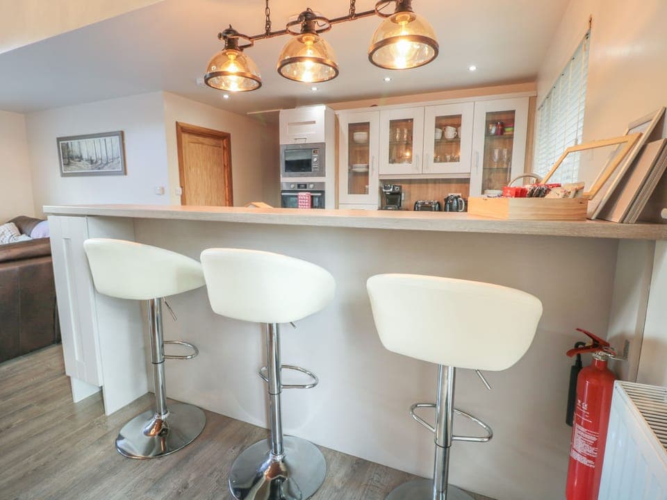 Cottage | Private kitchen | Fridge, dishwasher, toaster, cookware/dishes/utensils