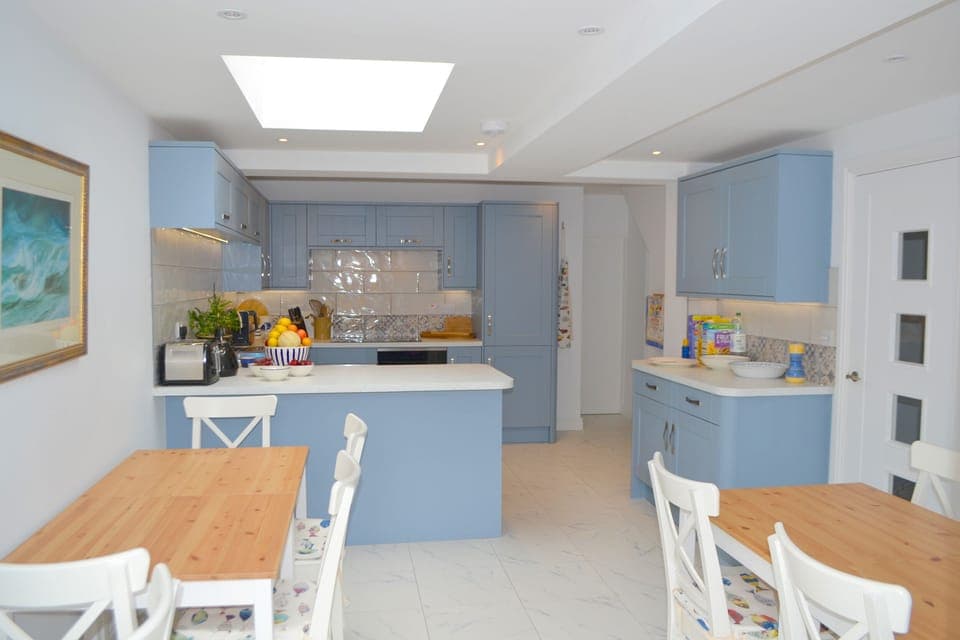 Cottage | Private kitchen | Fridge, dishwasher, electric kettle, toaster