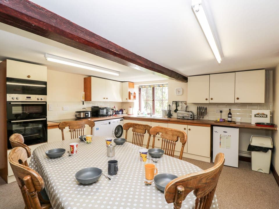 Cottage | Private kitchen | Fridge, electric kettle, toaster, cookware/dishes/utensils