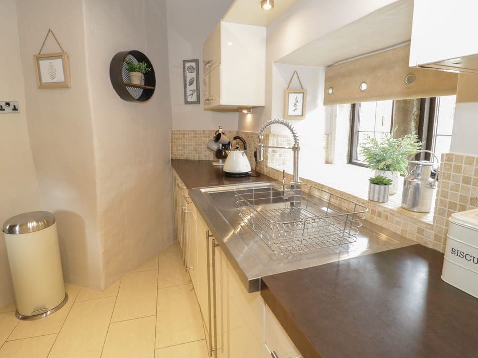 Cottage | Private kitchen | Fridge, electric kettle, toaster, cookware/dishes/utensils