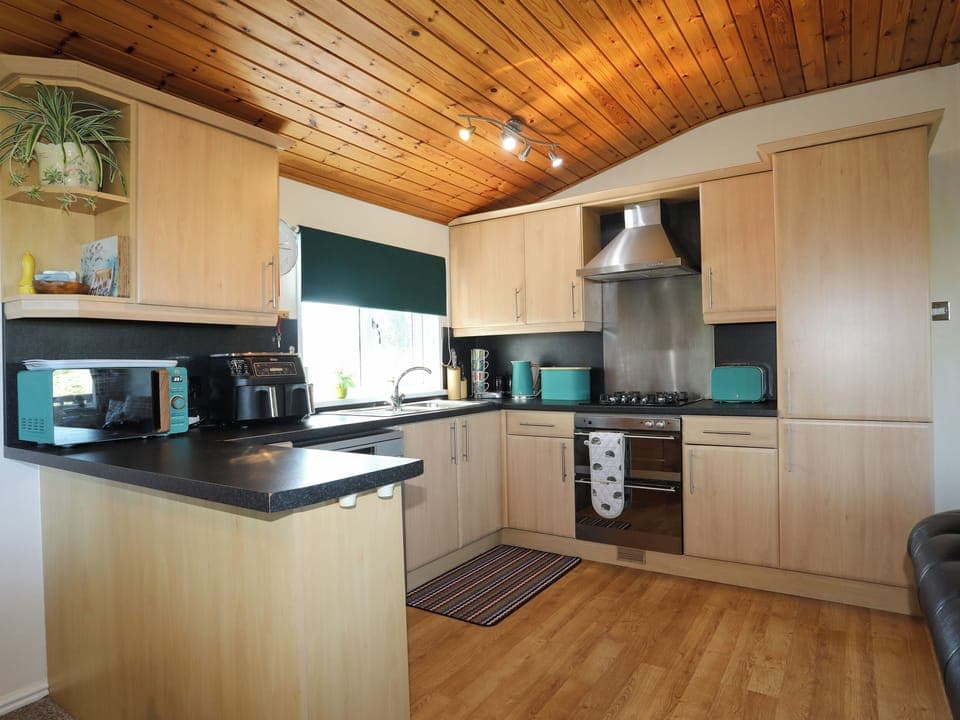 Cottage | Private kitchen | Fridge, dishwasher, cookware/dishes/utensils