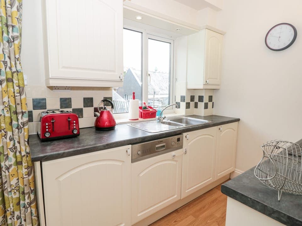 Cottage | Private kitchen | Fridge, dishwasher, electric kettle, toaster