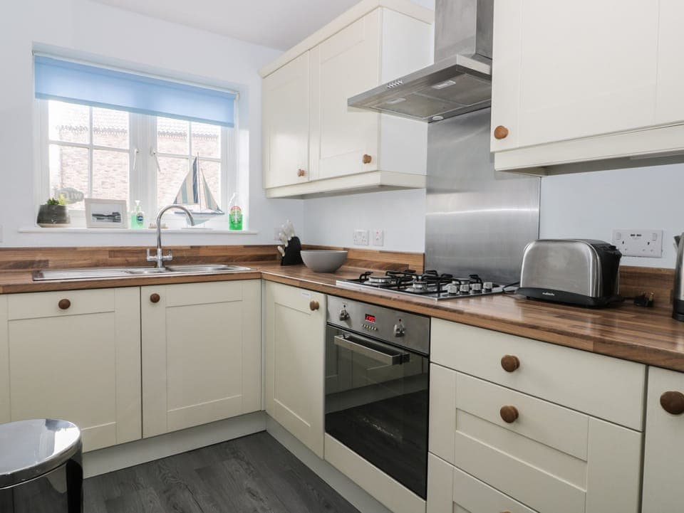 Cottage | Private kitchen | Fridge, electric kettle, toaster, cookware/dishes/utensils