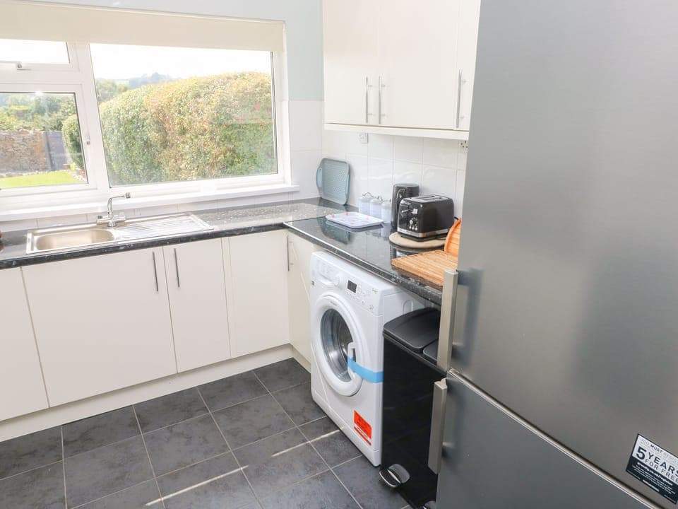 Cottage | Private kitchen | Fridge, electric kettle, toaster, cookware/dishes/utensils