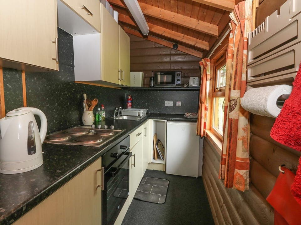 Cottage | Private kitchen | Fridge, cookware/dishes/utensils