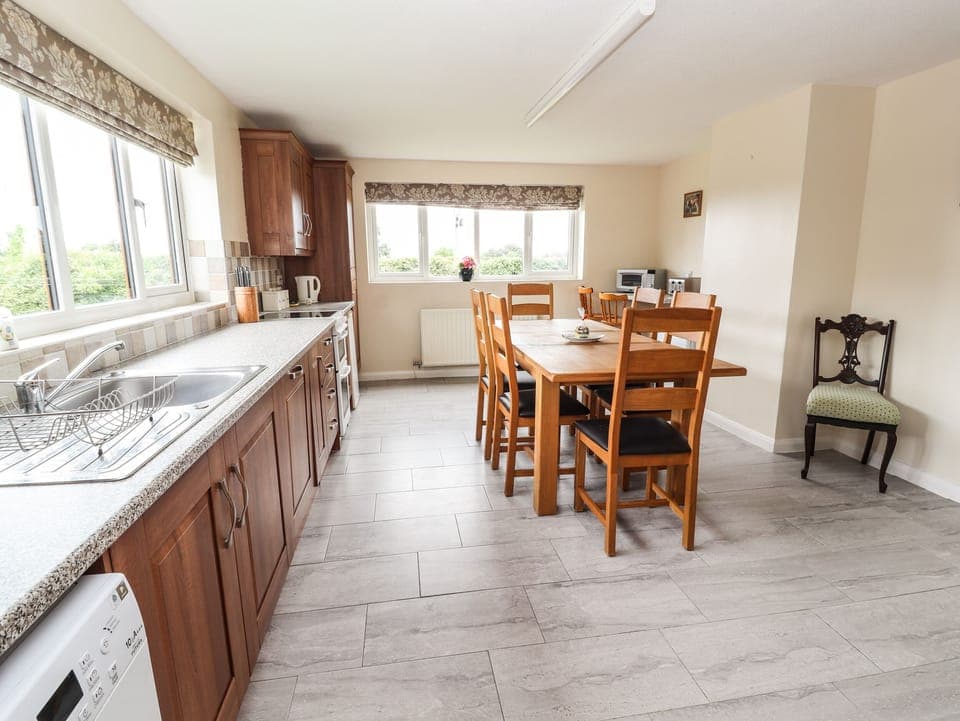 Cottage | Private kitchen | Fridge, dishwasher, electric kettle, toaster