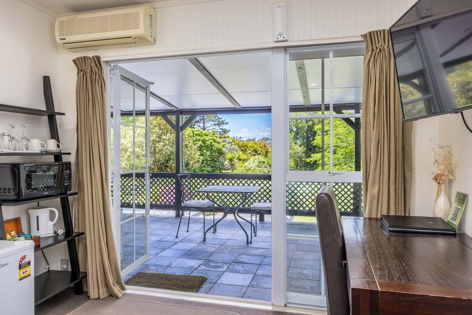 King Studio | Desk, laptop workspace, iron/ironing board, free WiFi