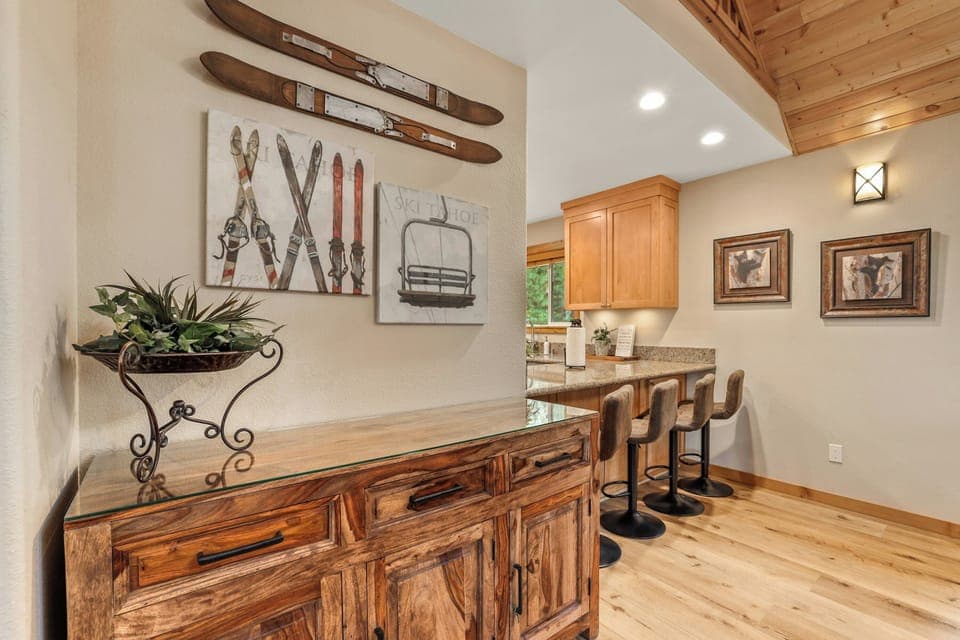 House, 3 Bedrooms (Private Homes) | Restaurant | Breakfast, lunch and dinner served