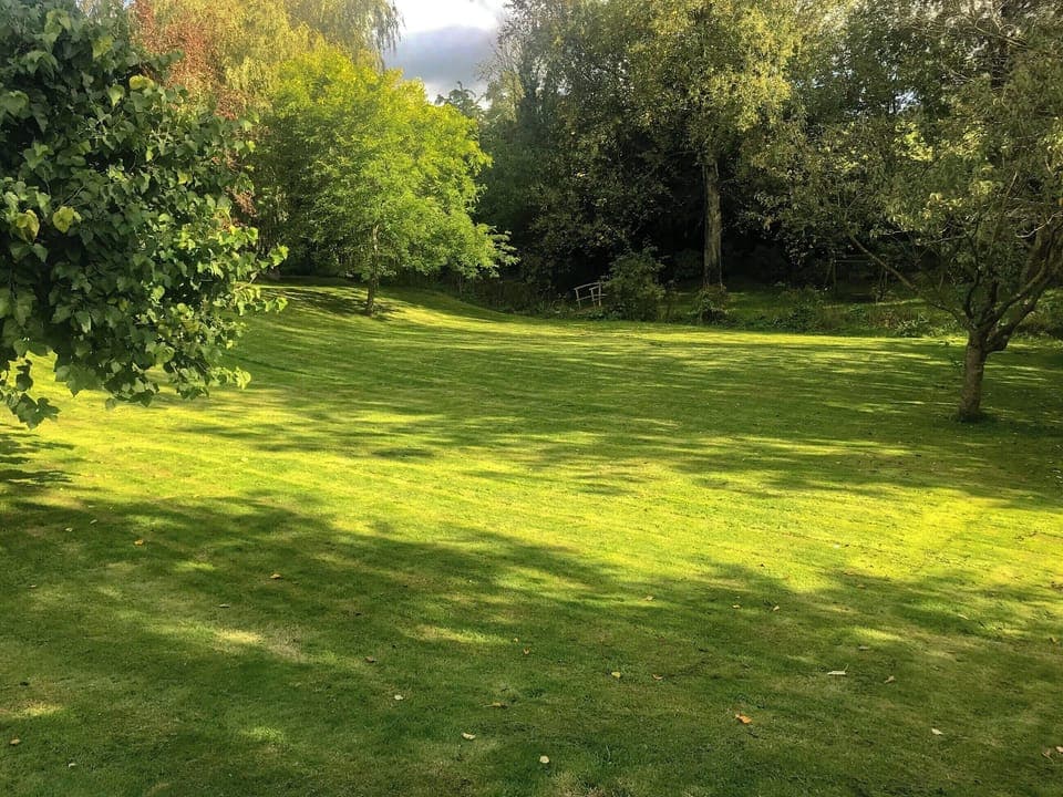 Garden and grounds | Milkmaids Cottage - Church Farm Cottages, Kniveton, near Ashbourne