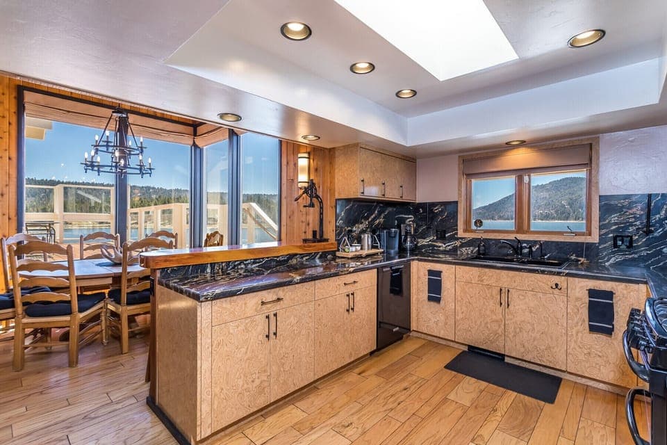 Kitchen and dinning room. 
