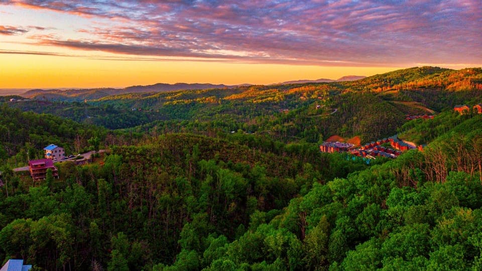 【Mountain Views】4 Story Decks - who said you have to leave your home to enjoy the Great Smoky Mountains?