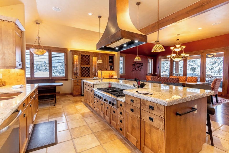 House (6 Bedrooms) | Exterior