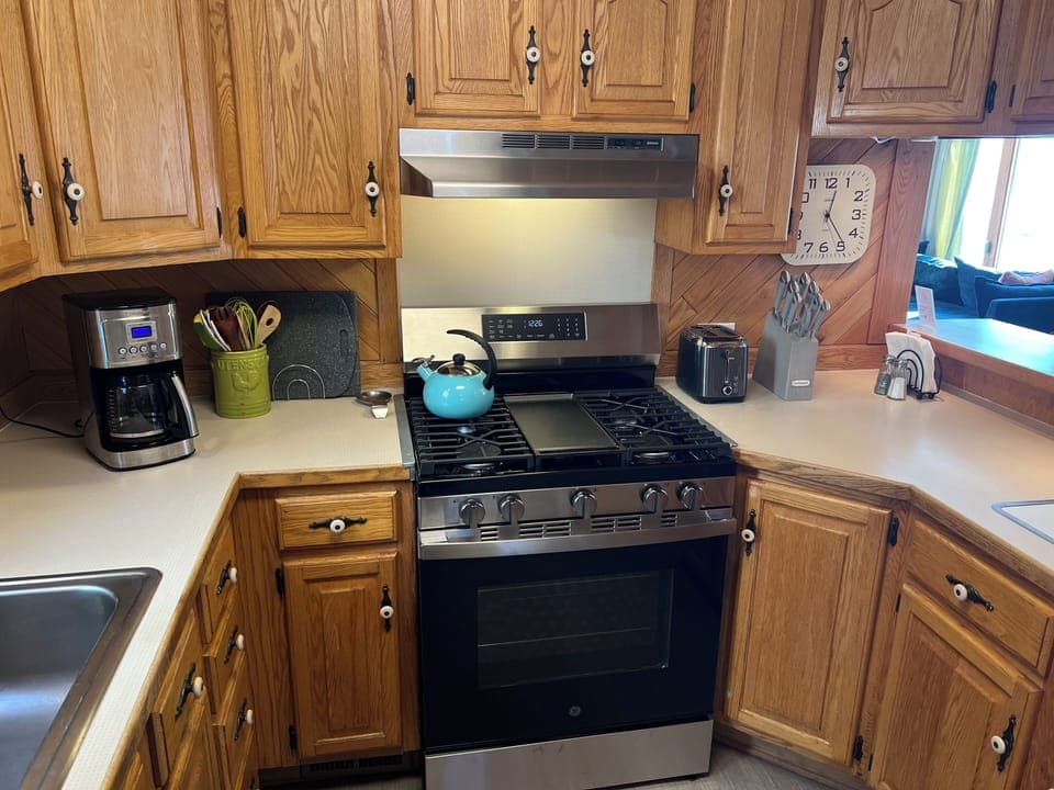 Kitchen - stove is convention bake & roast, with air fry and pizza settings.