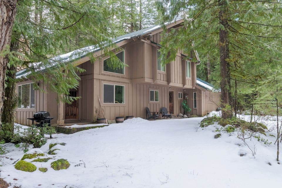 Glacier Court Resort in Winter