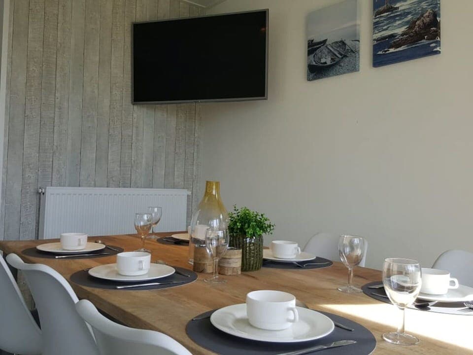 Tableware, Table, Furniture, Property, Drinkware, Dishware, Plate, Picture Frame, Chair, Building