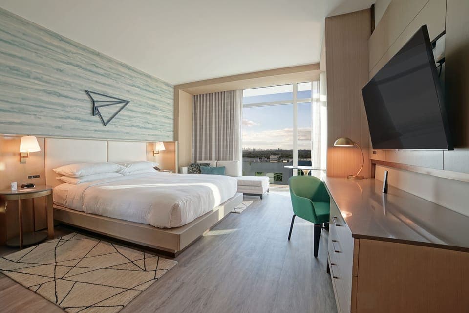 Premium Room, 1 King Bed (Promenade Corner with M Club Access) | In-room safe, desk, laptop workspace, blackout drapes