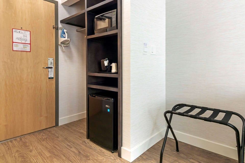 Standard Room, 1 Queen Bed, Non Smoking | Premium bedding, down comforters, pillowtop beds, individually decorated