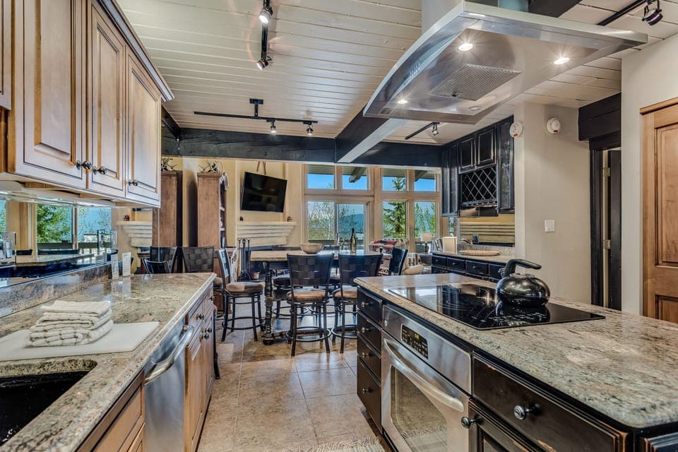 Full kitchen